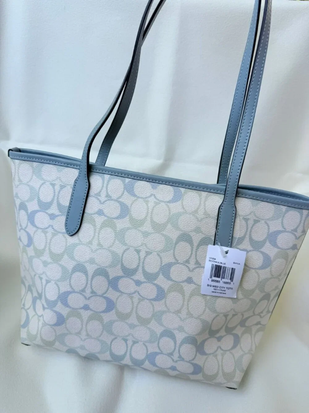 coach Medium City Tote Bag In Signature Canvas cdz09